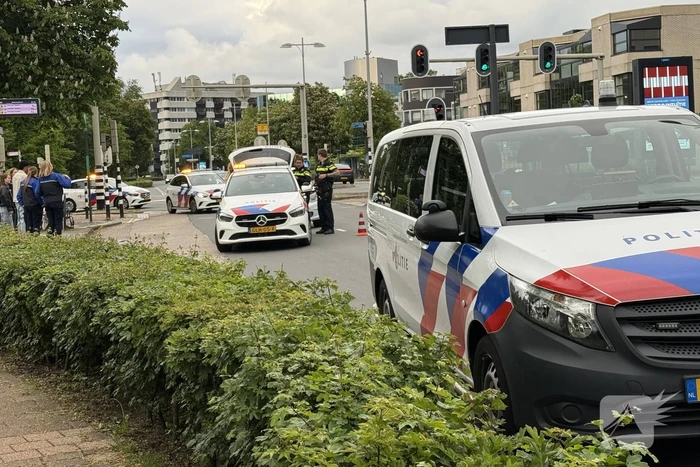 Automobilist botst achterop politieauto