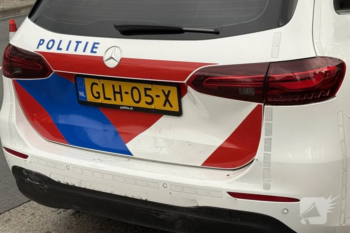 Automobilist botst achterop politieauto