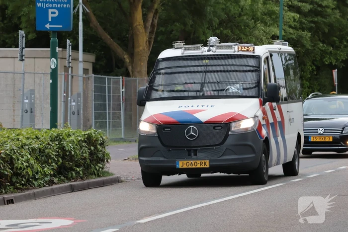 Waterwerper ingezet en veiligheidsrisicogebied na rellen