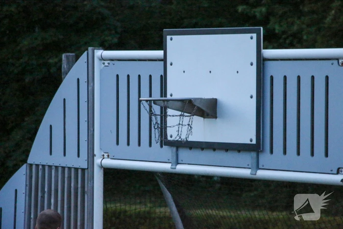 Brandweer bevrijdt kind uit basketbalnet