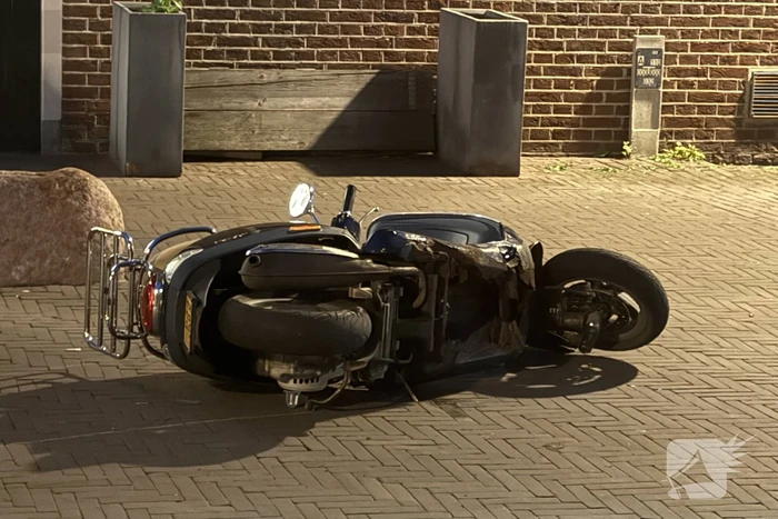Scooterrijders ten val na botsing