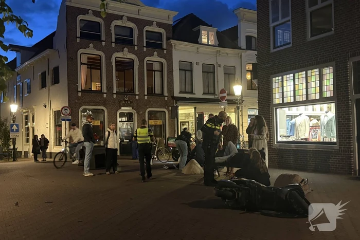 Scooterrijders ten val na botsing