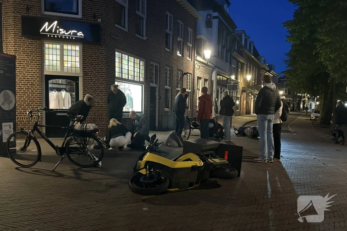 Scooterrijders ten val na botsing