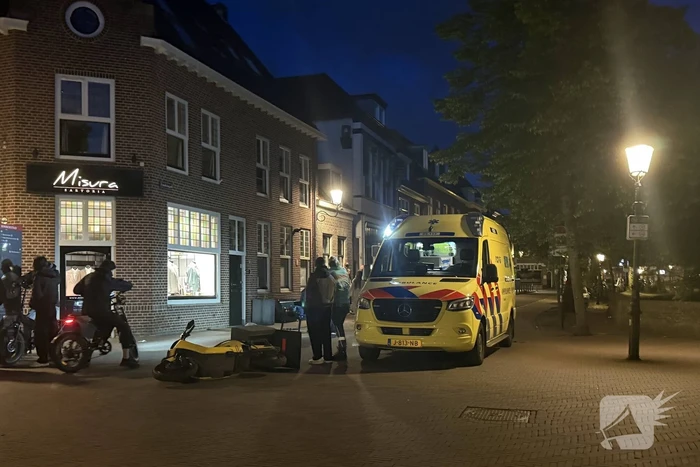 Scooterrijders ten val na botsing