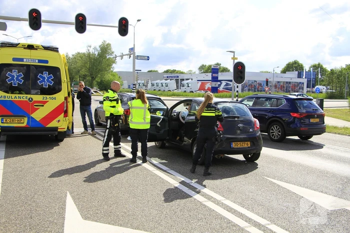 Kopstaartbotsing bij verkeerslichten met kinderen betrokken