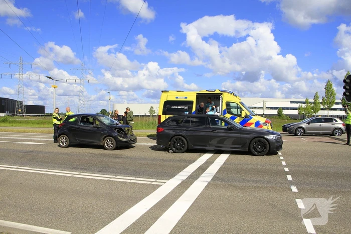 Kopstaartbotsing bij verkeerslichten met kinderen betrokken