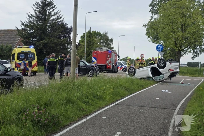 Auto's botsen op elkaar met een voertuig op zijn kop