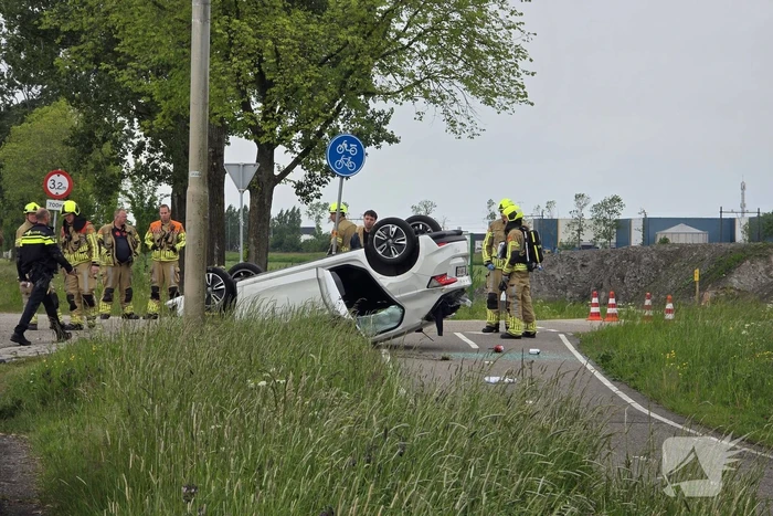 Auto's botsen op elkaar met een voertuig op zijn kop