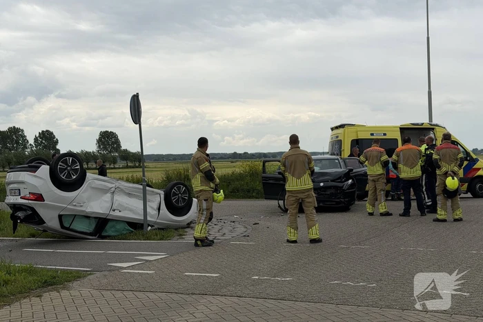 Auto's botsen op elkaar met een voertuig op zijn kop