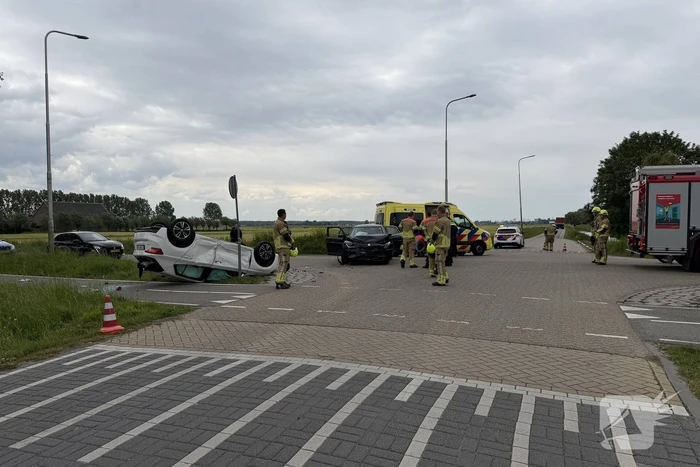 Auto's botsen op elkaar met een voertuig op zijn kop