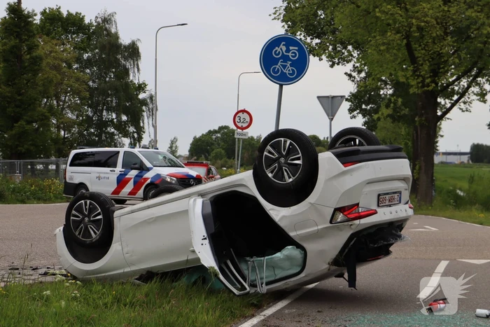 Auto's botsen op elkaar met een voertuig op zijn kop