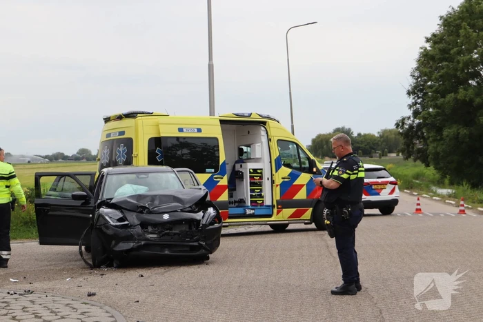 Auto's botsen op elkaar met een voertuig op zijn kop