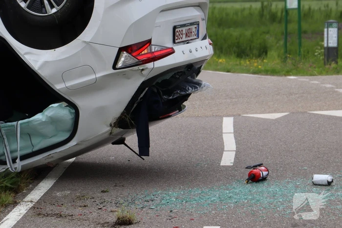 Auto's botsen op elkaar met een voertuig op zijn kop