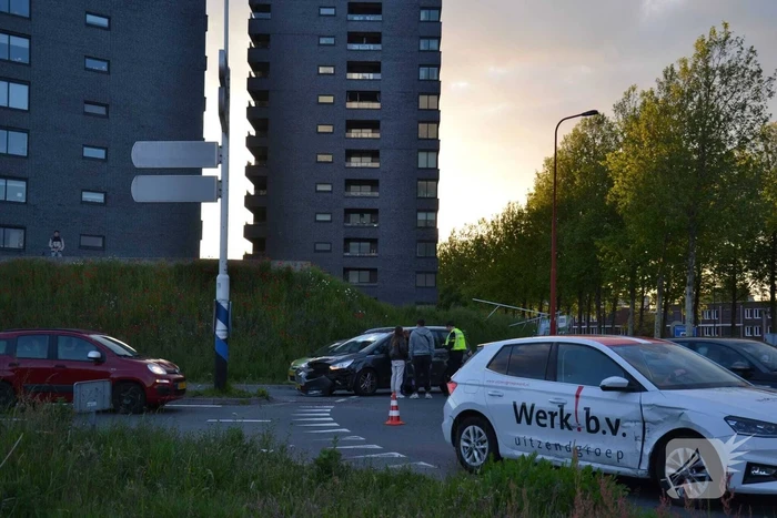 Aanrijding tussen auto's op rotonde