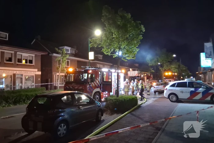 Auto in brand bij woning