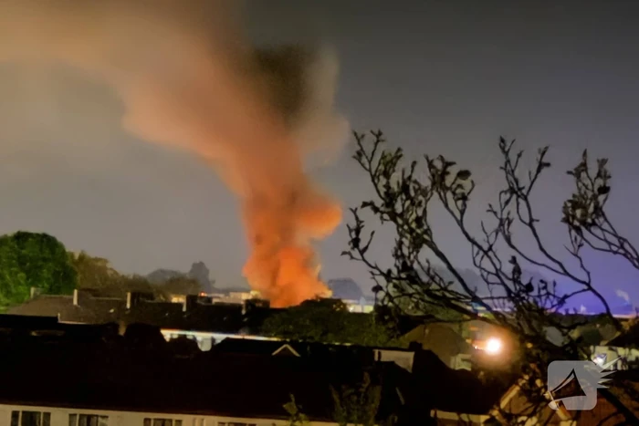 Auto in brand bij woning