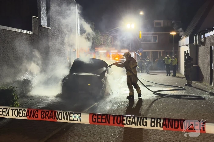 Auto in brand bij woning