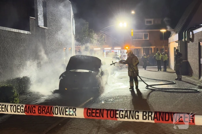 Auto in brand bij woning
