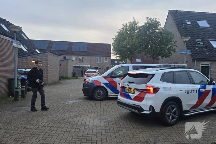 Auto onder vuur in woonwijk