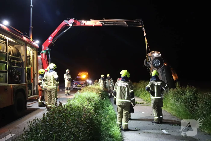 Auto belandt in sloot na ongeval