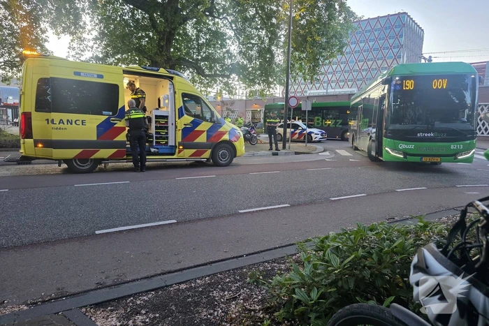 Voetganger gewond na aanrijding met bus