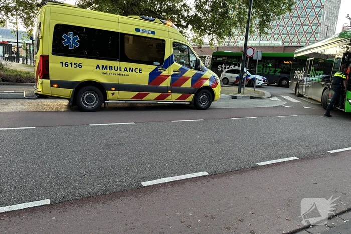 Voetganger gewond na aanrijding met bus