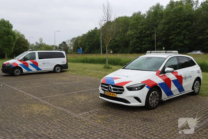 Vrachtwagen botst op stilstaande camper