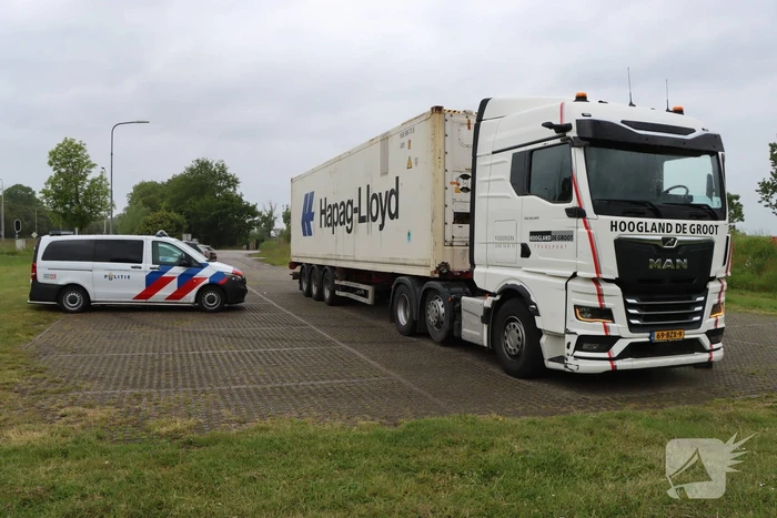Vrachtwagen botst op stilstaande camper