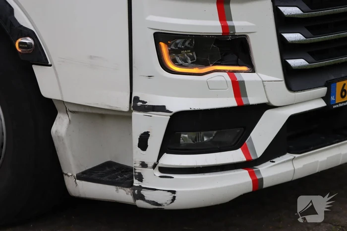 Vrachtwagen botst op stilstaande camper