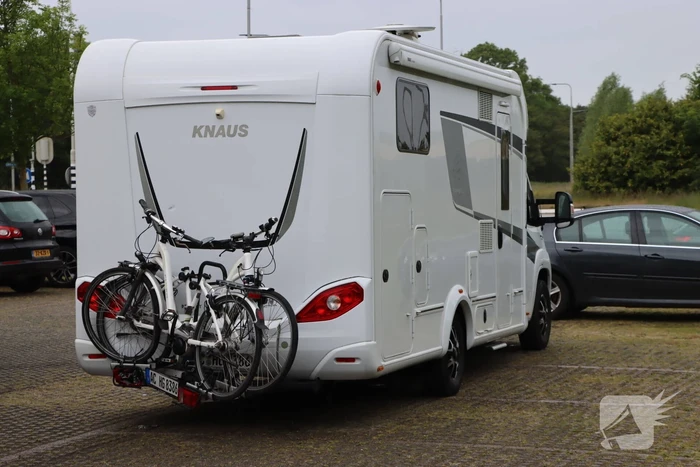 Vrachtwagen botst op stilstaande camper