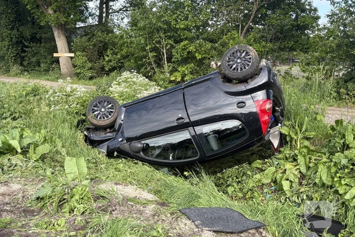 Auto belandt op de kop in sloot na ongeval