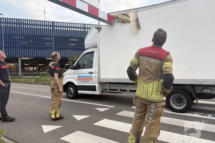 Busje vast onder hoogtebalk bij IKEA