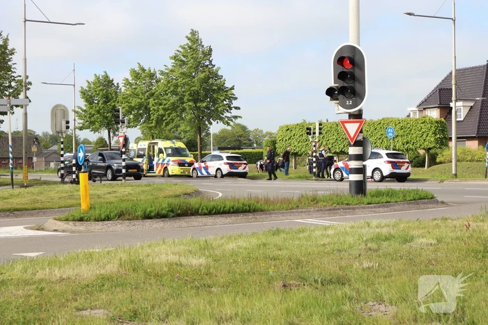 Scooterrijder onderuit bij kruising