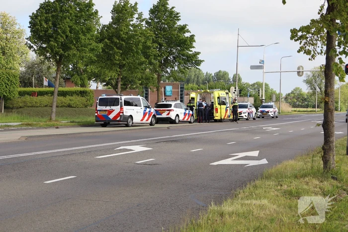 Scooterrijder onderuit bij kruising