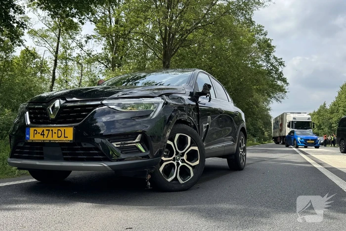 Aanrijding tussen twee voertuigen leidt tot afsluiting weg