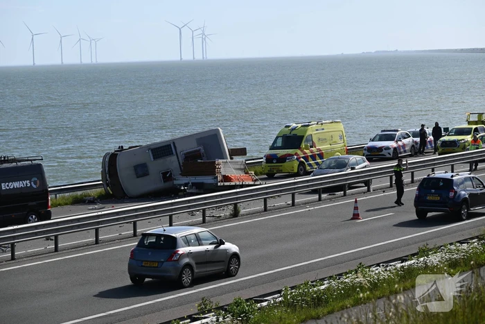 Camper op zijkant na forse aanrijding