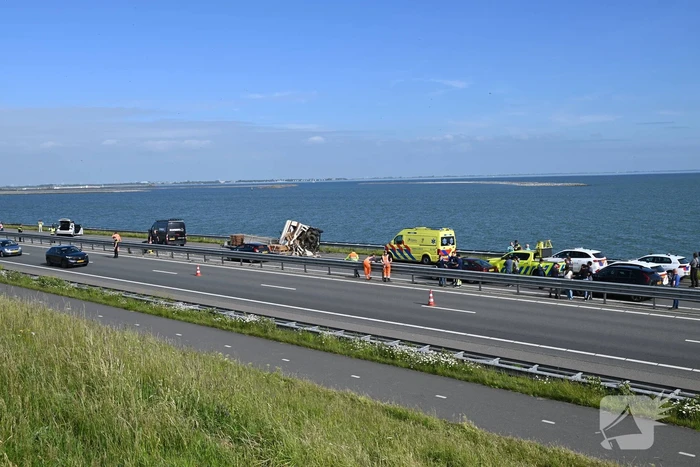Camper op zijkant na forse aanrijding
