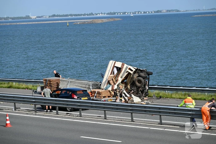 Camper op zijkant na forse aanrijding