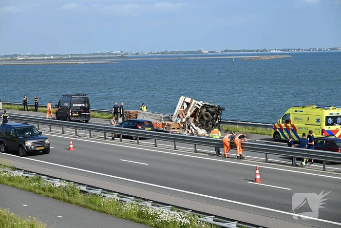 Camper op zijkant na forse aanrijding
