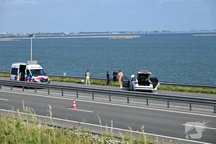 Camper op zijkant na forse aanrijding