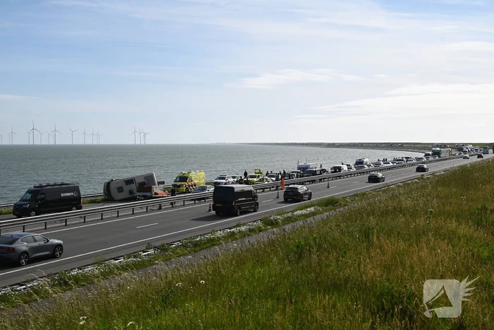 Camper op zijkant na forse aanrijding