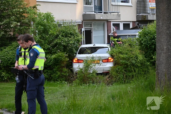 Auto ramt ondergrondse container en belandt in bosschages