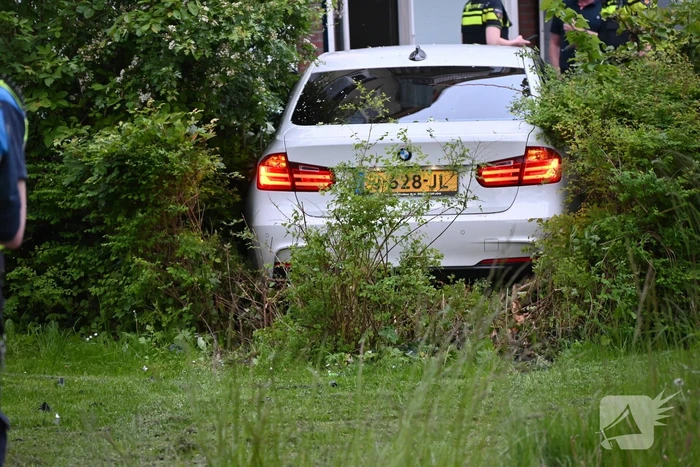Auto ramt ondergrondse container en belandt in bosschages