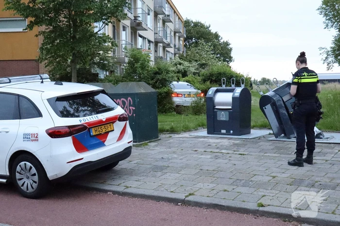 Auto ramt ondergrondse container en belandt in bosschages