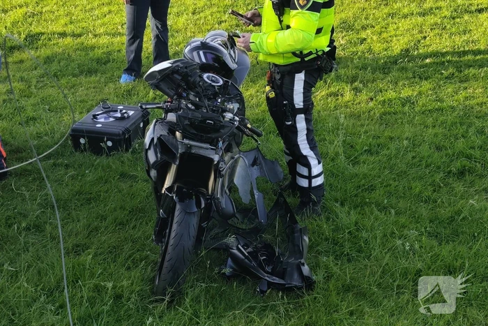 Motorrijder vliegt uit de bocht en raakt gewond
