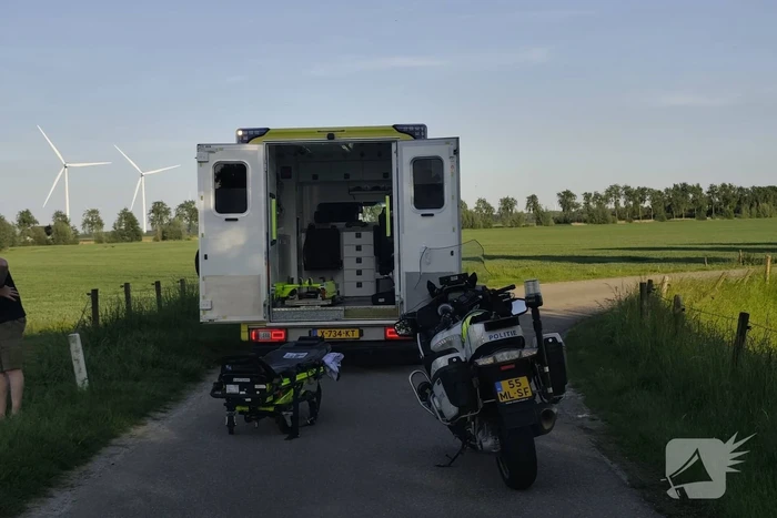 Motorrijder vliegt uit de bocht en raakt gewond