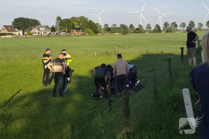 Motorrijder vliegt uit de bocht en raakt gewond