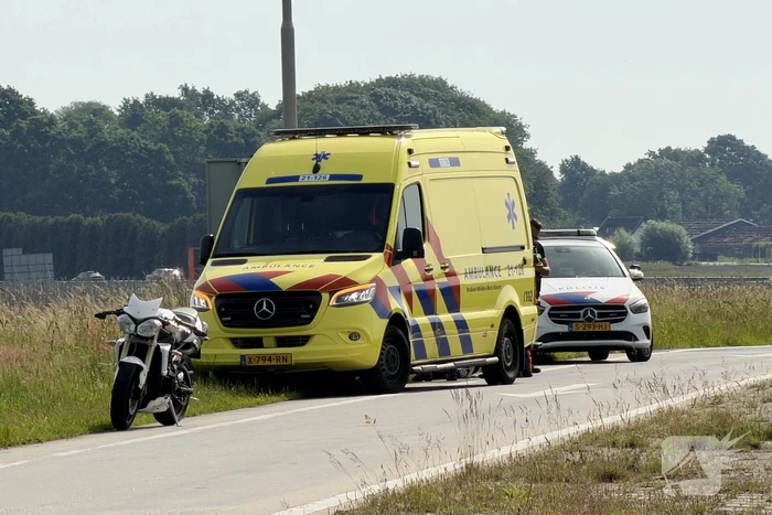 Motorrijder valt op afrit A50