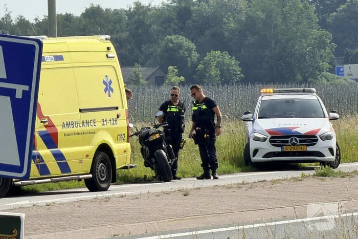 Motorrijder valt op afrit A50