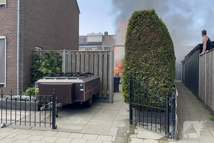 Schuur vliegt in brand in achtertuin